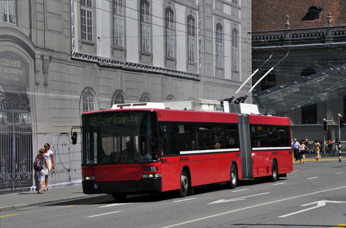 NAW Trolleybus mit der Betriebsnummer 15 auf der Linie 12 am Hauptbahnhof in Bern. Die Aufnahme stammt vom 05.08.2013.