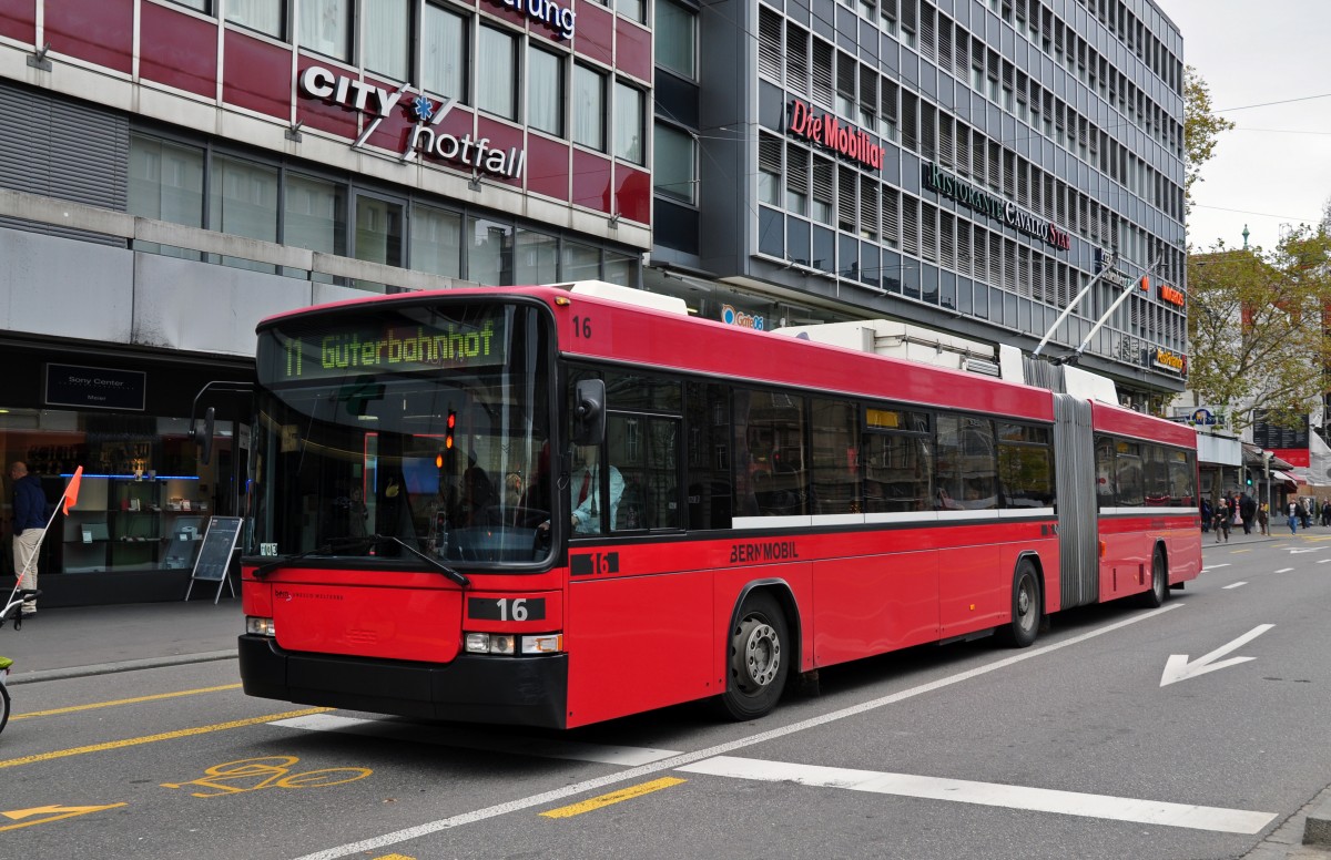 NAW Trolleybus mit der Betriebsnummer 16 auf der Linie 11 beim Bubenbergplatz in Bern. Die Aufnahme stammt vom 08.11.2013.