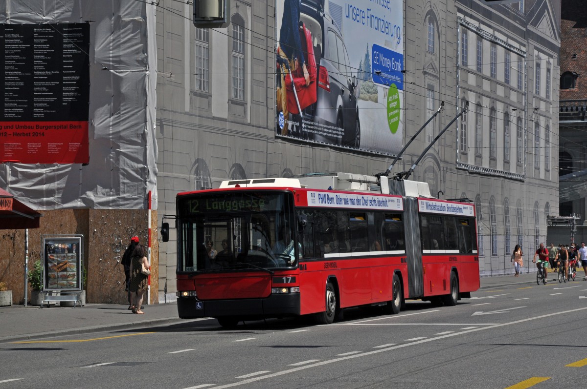 NAW Trolleybus mit der Betriebsnummer 17 auf der Linie 12 am Hauptbahnhof in Bern. Die Aufnahme stammt vom 05.08.2013.