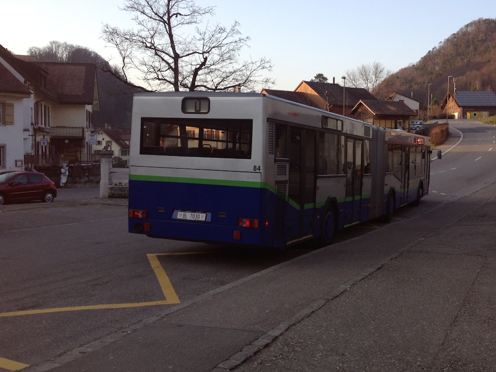 Neoplan 4021 Nr. 84 (1995) der AAGL (ex. TPL Lugano) am 22. März 2012 in Reigoldswil beim Dorfplatz. Bei der AAGL fuhren zwischenzeitlich 2 solche Busse (84, 85), da sich Kapazitätsengpässe ergaben und die 2 bestellten Citaro Gelenkbusse mit den gleichen Nummern erst im November 2012 in Betrieb gingen...