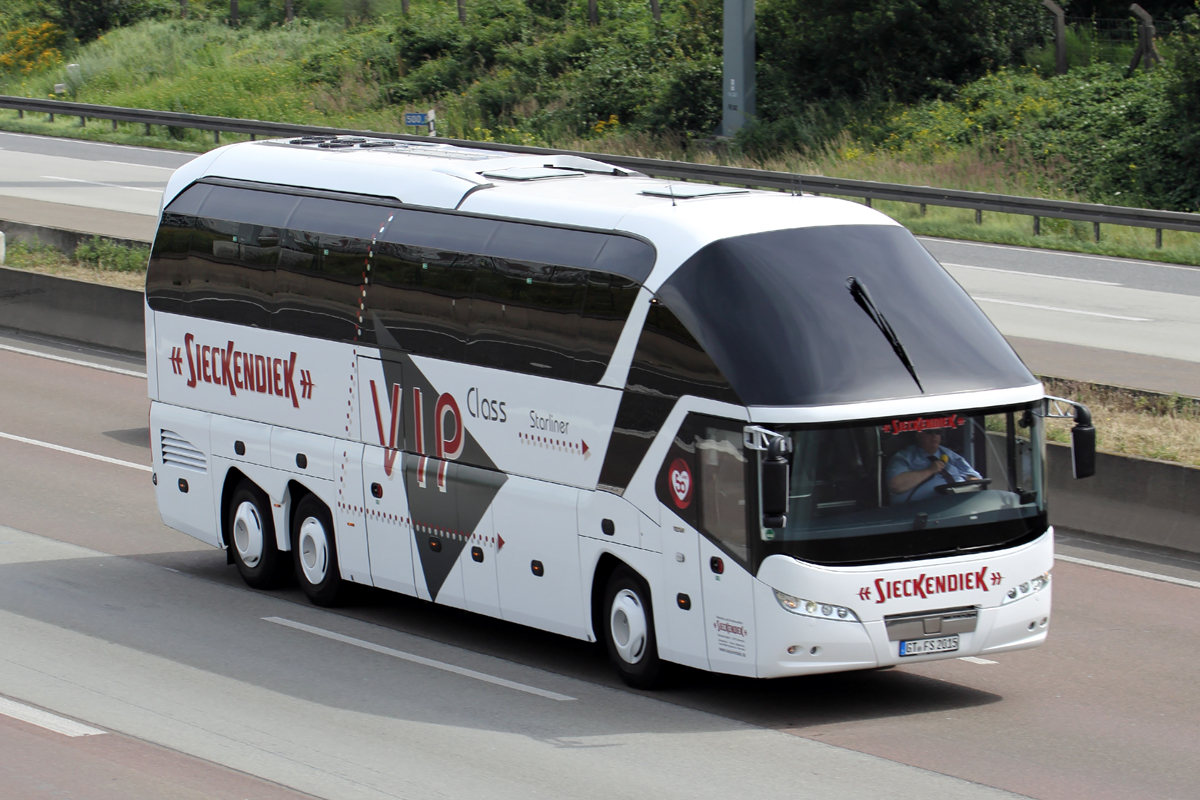Neoplan Bus gesehen auf der A5 bei Frankfurt 8.7.2016