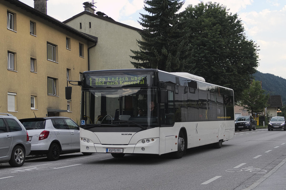 Neoplan Centroliner Evolution als Stadtbus Kufstein Linie 1 der Stadtwerke Kufstein (KU-5YYI) bei der Haltestelle Kufstein Feuerwehr. Aufgenommen 10.7.2017.