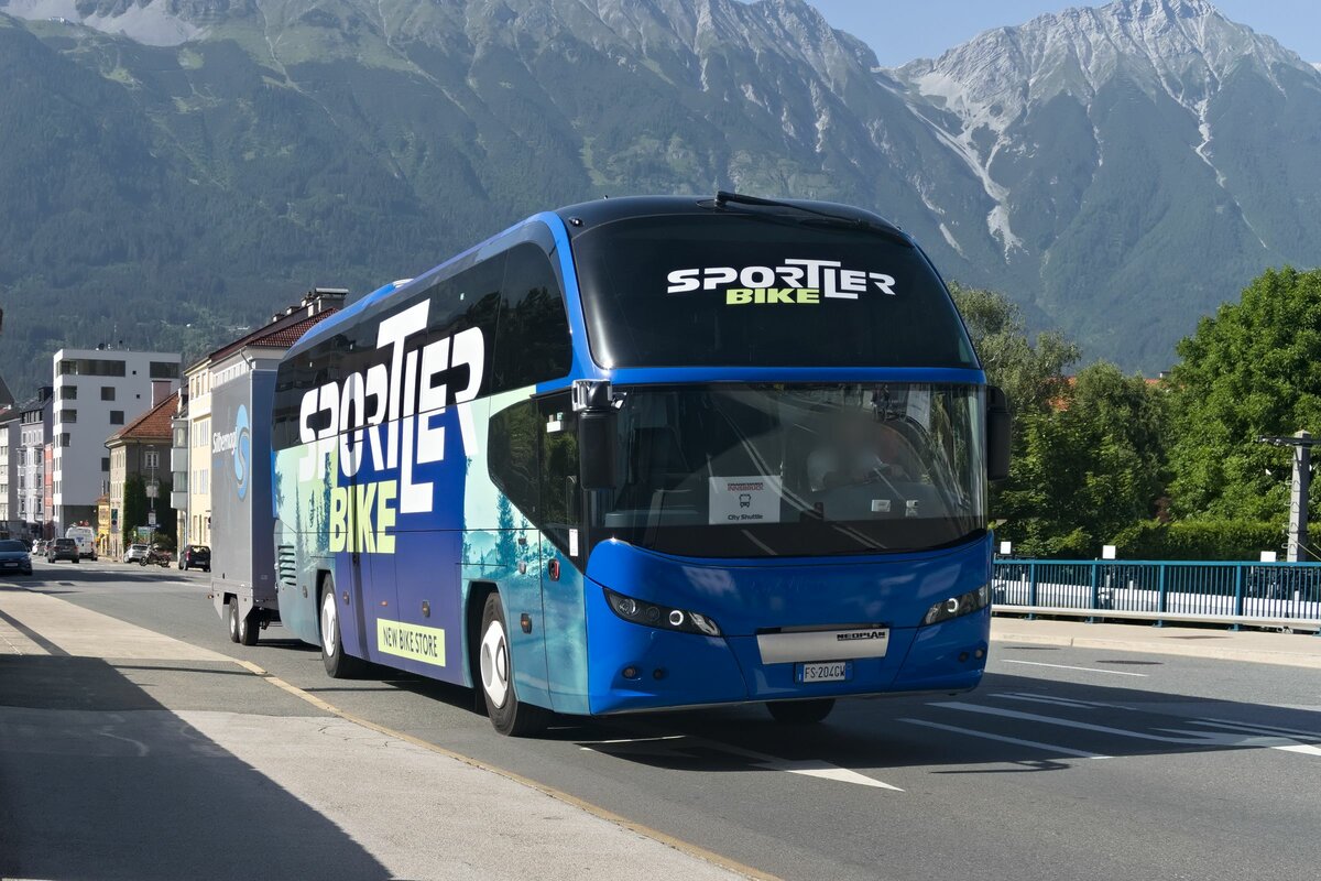 Neoplan Cityliner als Shuttle Crankworx in Innsbruck, Leopoldstraße. Aufgenommen 18.6.2022.