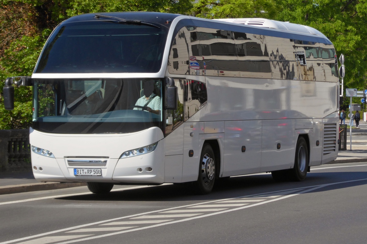 Neoplan Cityliner, aus Deutschland, aufgenommen in den Straßen der Stadt Luxemburg. 05.2022