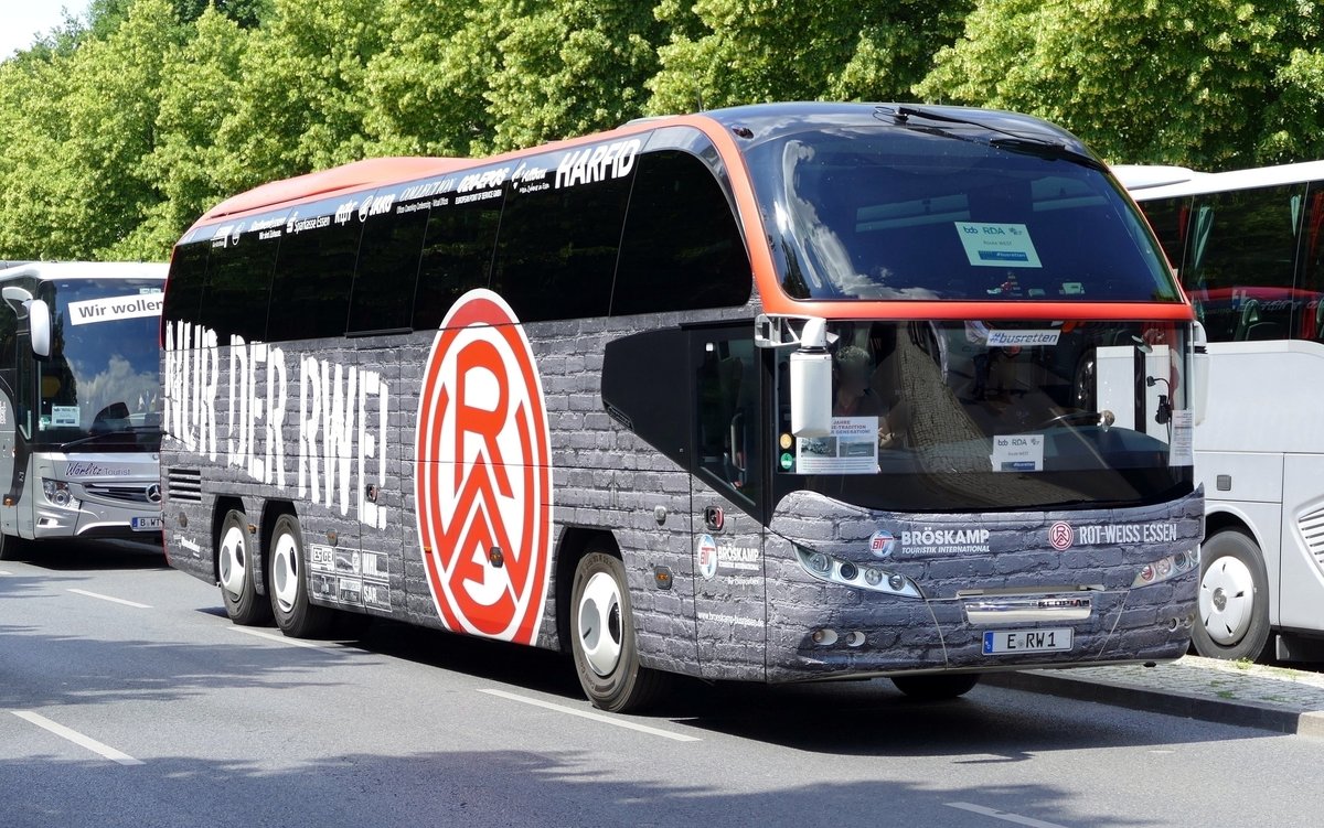 Neoplan Cityliner C von Bröskamp Touristik Int'l. Busreisen / RWE One-Mannschaftsbus. Berlin (Busdemo) im Juni 2020. (#busretten)