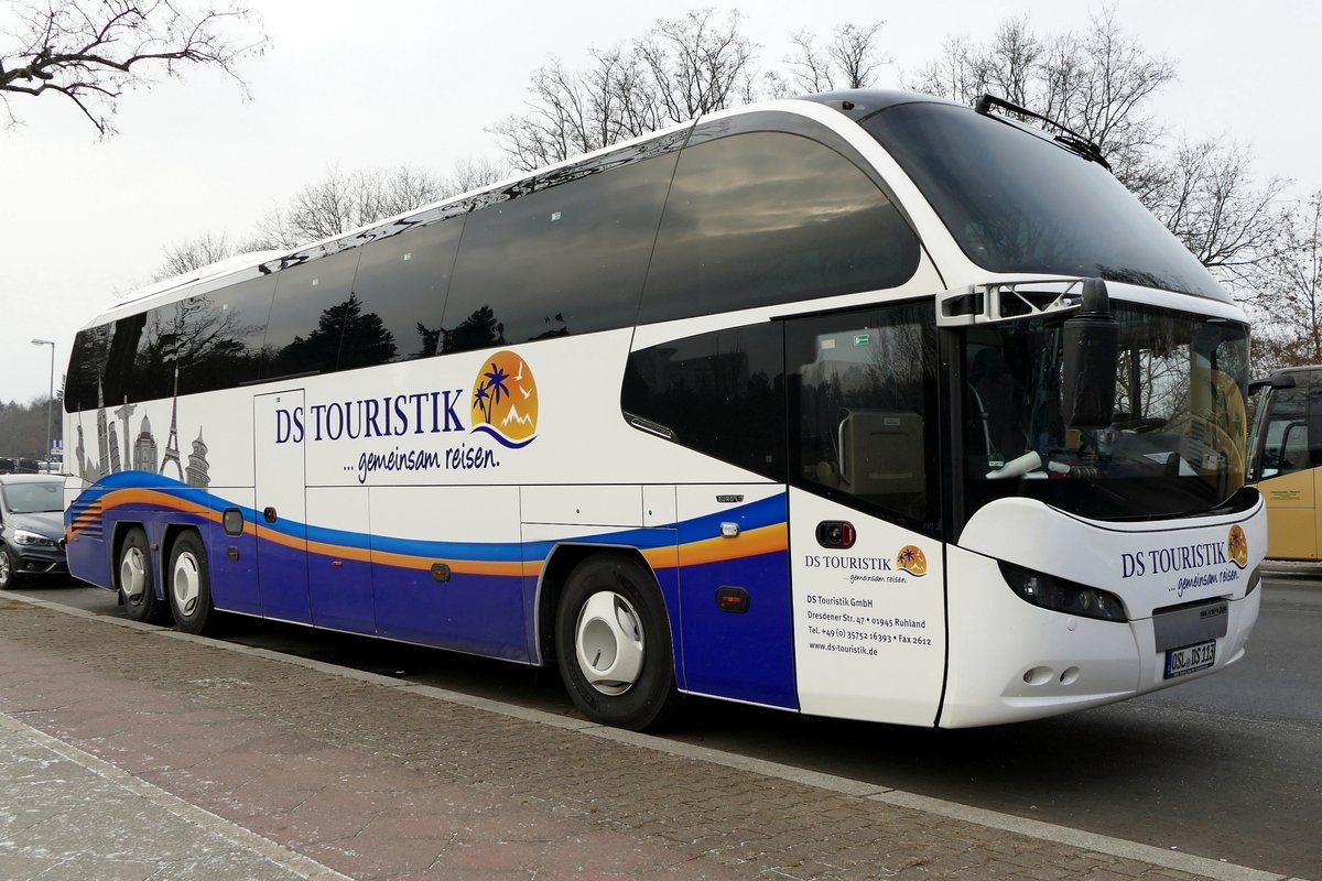 Neoplan Cityliner von 'DS Touristik'. Zur Grünen Woche in Berlin, hier nahe Olympiastadion im Januar 2019. (Grüne Woche)