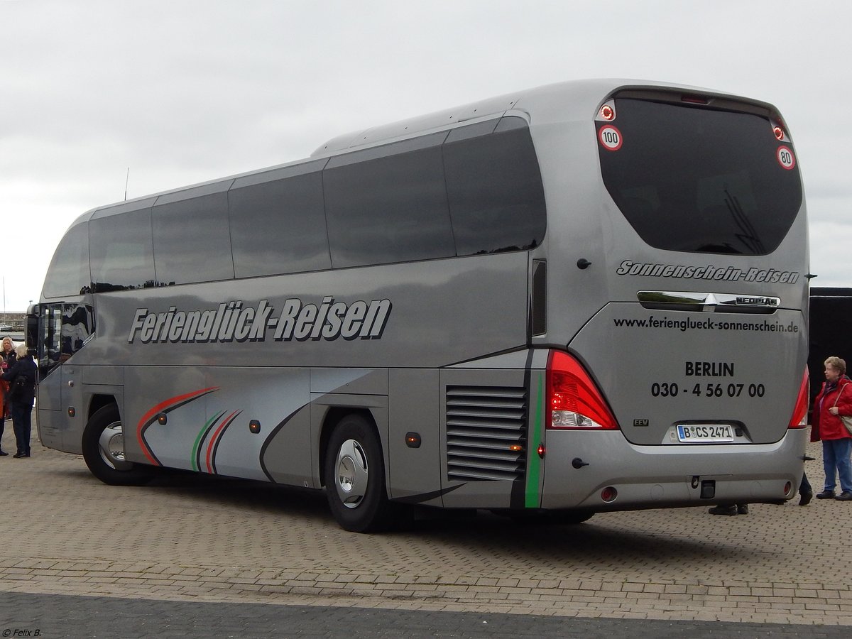 Neoplan Cityliner von Ferienglück-Sonnenschein-Reisen aus Deutschland im Stadthafen Sassnitz am 23.09.2017