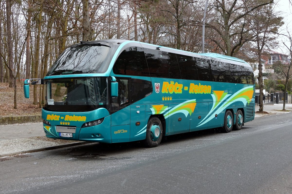 Neoplan Cityliner von 'Rötz -Reisen', Grüne Woche in Berlin, nahe Olympiastadion im Januar 2019.