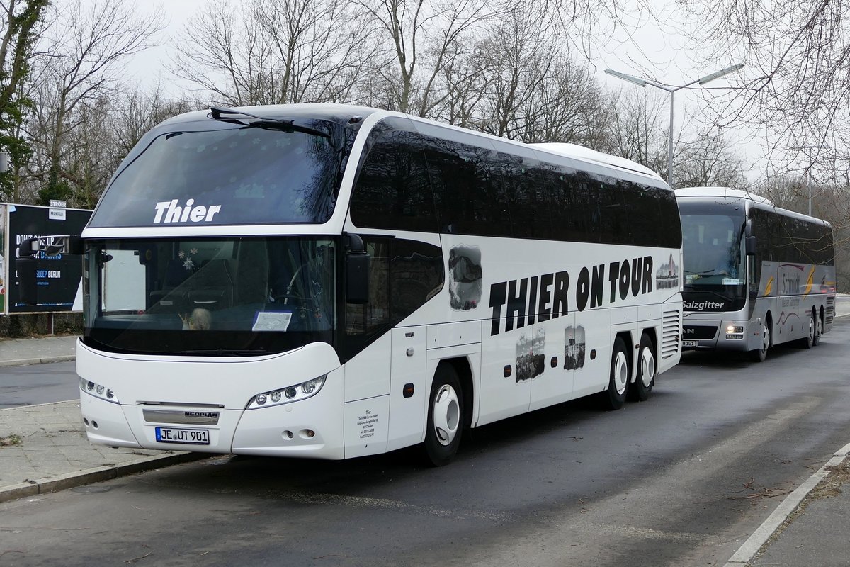 Neoplan Cityliner ''Thier on Tour''. Am Berliner Olympiastadion (Grüne Woche), Berlin im Januar 2019.