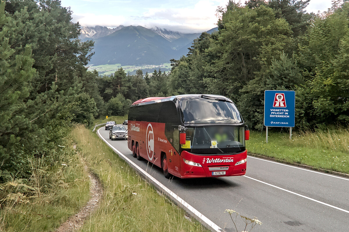 Neoplan Cityliner von Wetterstein als Schienenersatzverkehr für die Mittenwaldbahn auf der B177 bei Zirl. Aufgenommen 31.7.2025.