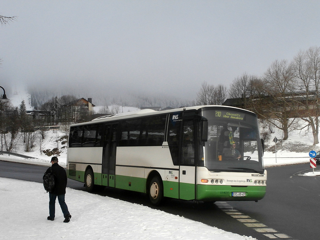 Neoplan Euroliner auf der Linie 210 aus Oberwiesenthal nach Chemnitz in Kurort Oberwiesenthal. (6.2.2014)