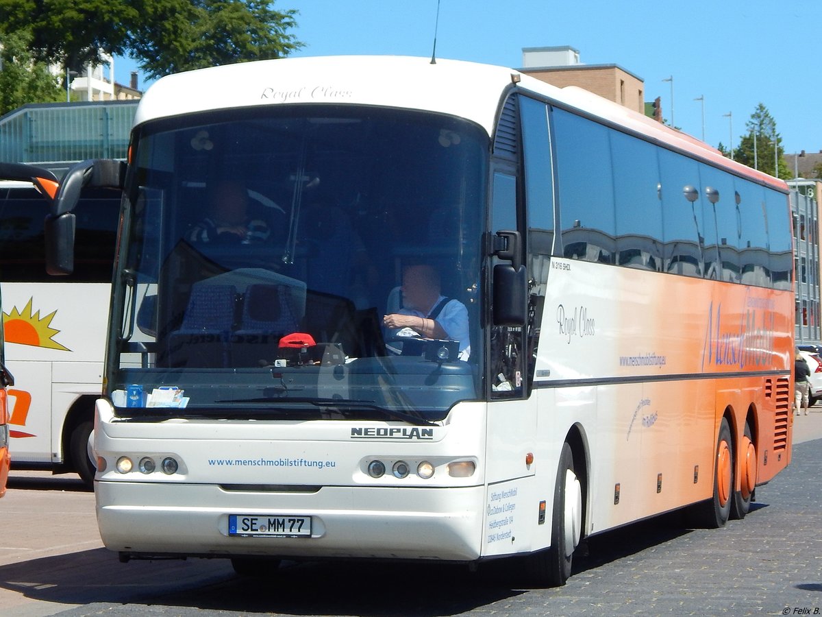 Neoplan Euroliner von Stiftung MenschMobil aus Deutschland im Stadthafen Sassnitz am 05.06.2015