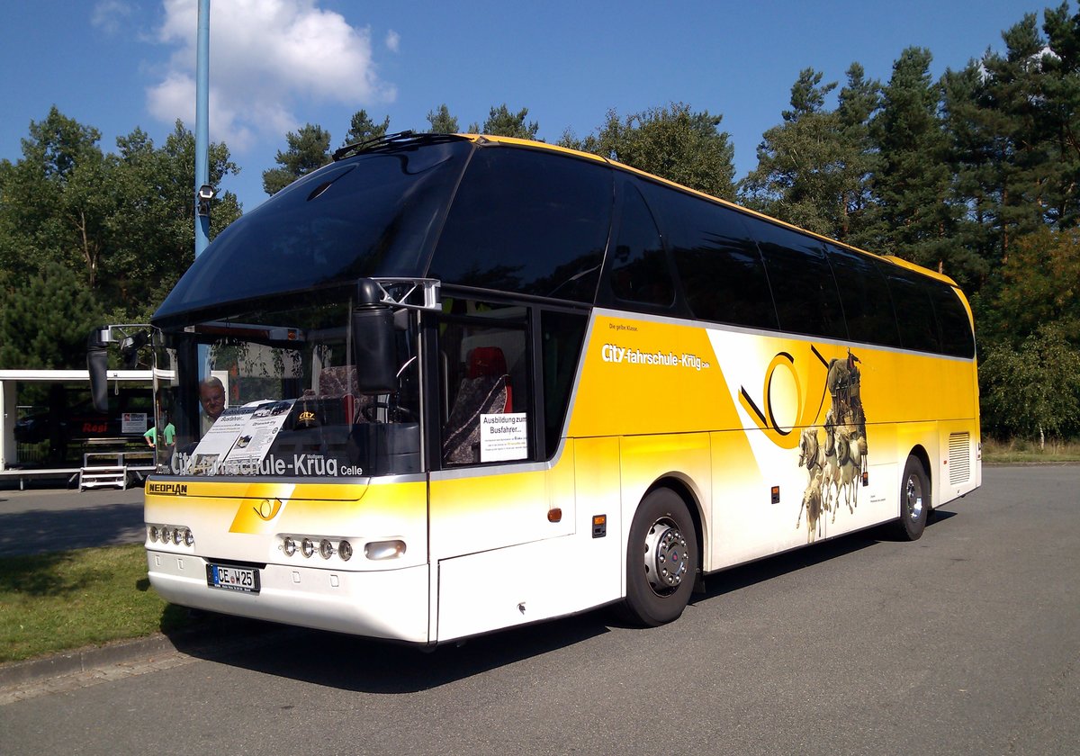 Neoplan Fahrschulbus der Firma Krug ausgestellt anlässlich des Hoffestes der CeBus Celle. Einige Monate später hatte dieser Bus einen schweren Unfall in Celle. Aufnahme vom 29.08.2015