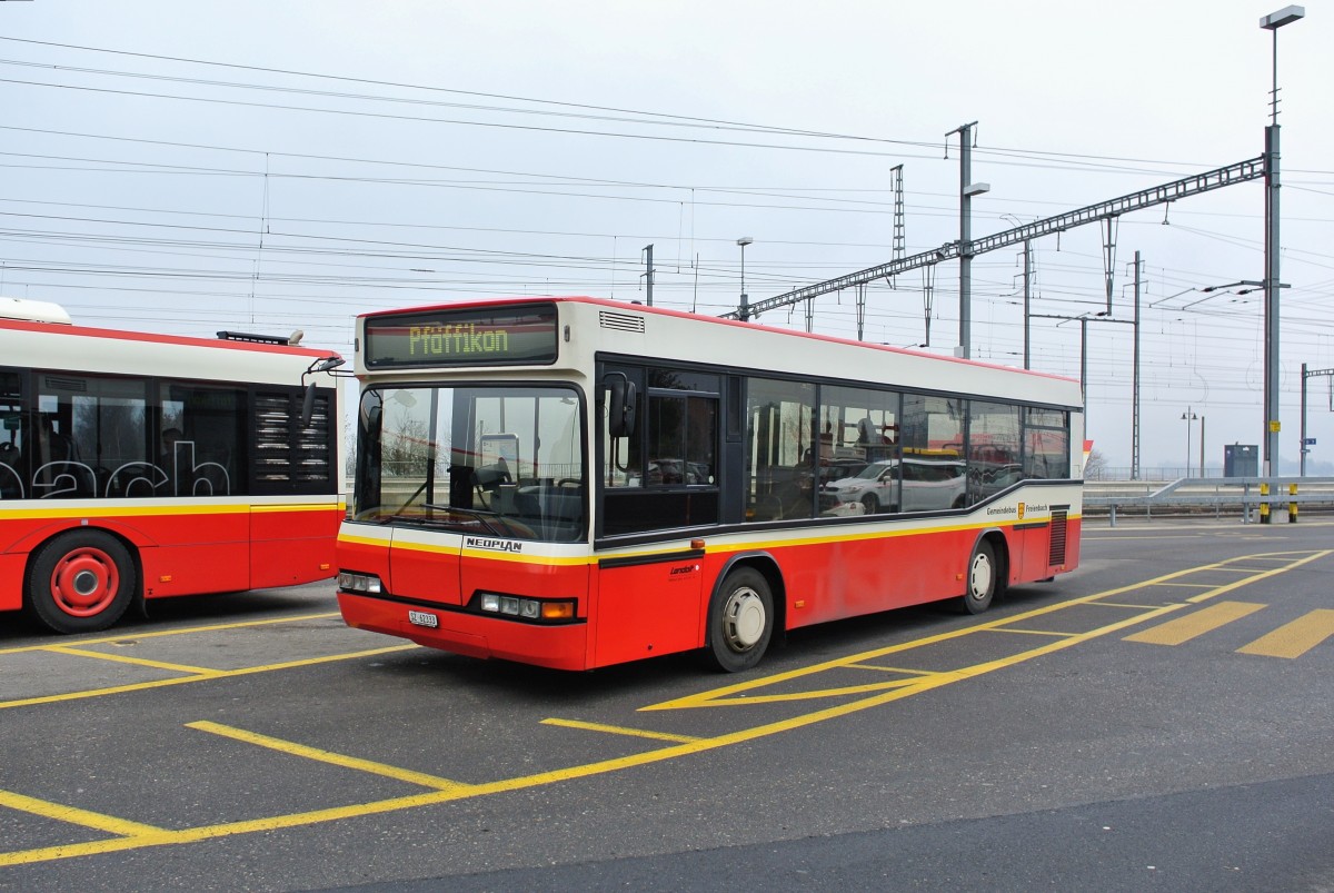 Neoplan Gemeindebus Freienbach beim Bahnhof Pfäffikon SZ. Dieser Wagen ist wahrscheinlich nur noch Reserve, und wird beim Ausfall eines Solaris eingesetzt, 12.12.2013.