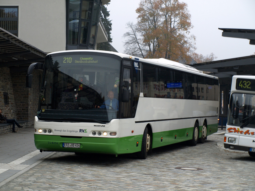 Neoplan N 3318 Euroliner, auf der Linie 210 aus Annaberg-Buchholz nach Chemnitz, in Annaberg. (24. 10. 2012)