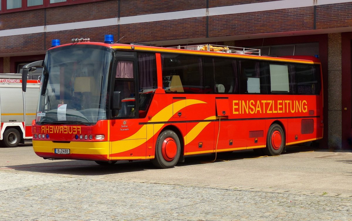 Neoplan N314 Ü Euroliner, B-2488, ELW3 der Feuerwehr Berlin (zwischenzeitlich a.D.), hier in Berlin-Charlottenburg, bereits im Juli 2014.