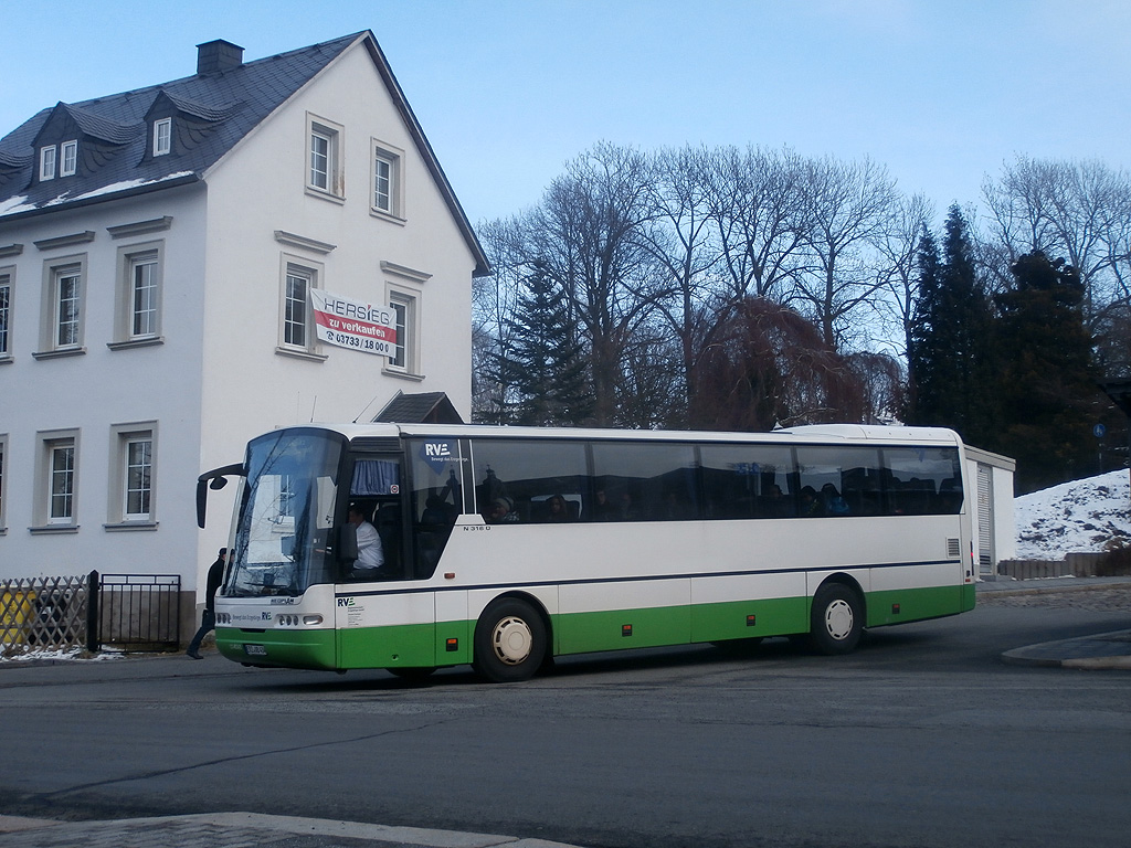 Neoplan N3316 fährt auf der Linie 210 aus Annaberg nach Chemnitz. (5.2.2014)
