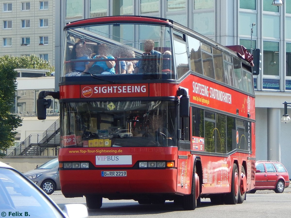 Neoplan N4026/3 von VIP Bus Connection aus Deutschland in Berlin am 23.08.2015