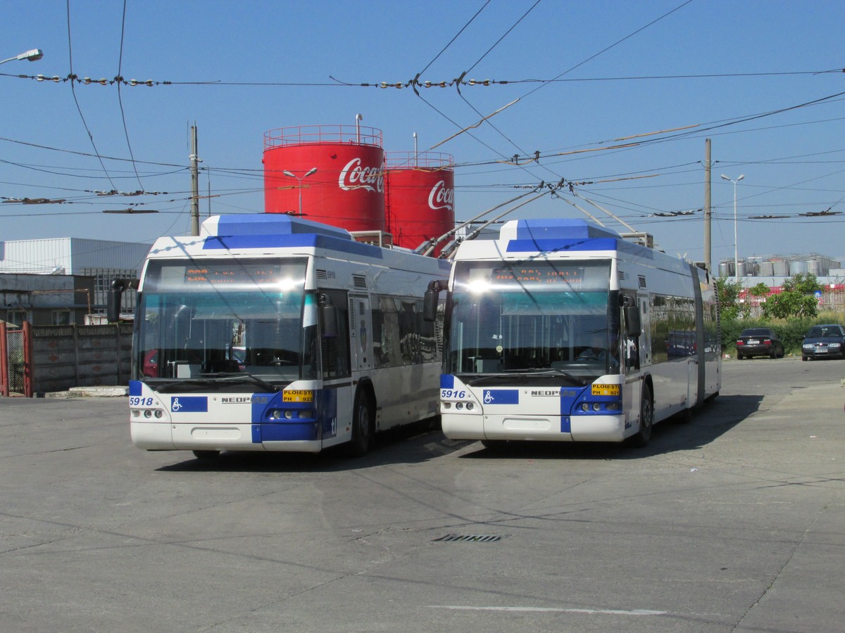 Neoplan N6121, RAT Ploieşti #5918 und 5916 (ex #822 und 806 Lausanne), 24.07.2015 Ploieşti
