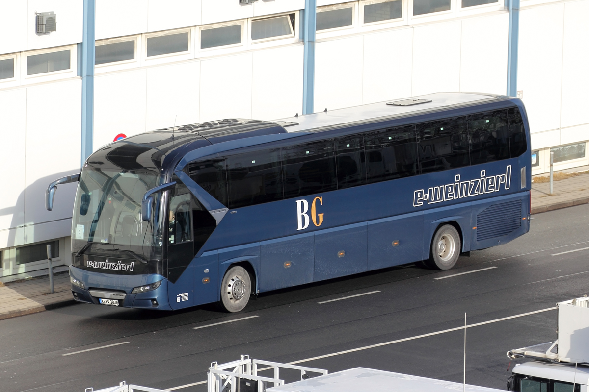 Neoplan Reisebus in Düsseldorf am Flughafen 1.2.2019