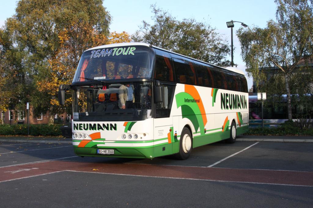 Neoplan Reisebus der Fa. Neumann aus Bielefeld am 27.10.2014 in York in Großbritannien.