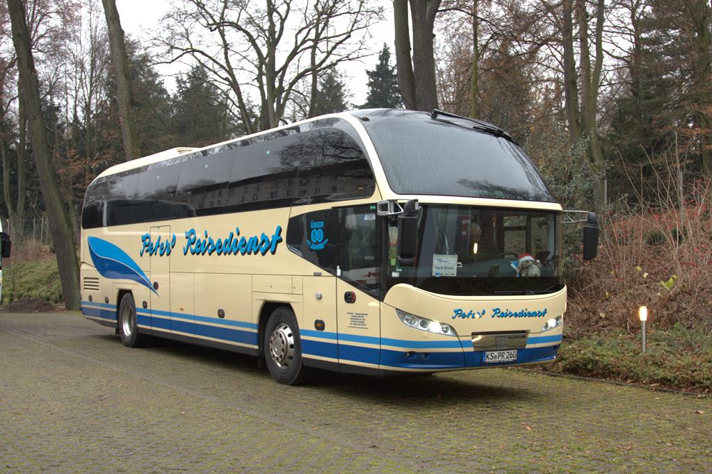 Neoplan Reisebus der Fa. Peters Reisen am 10.12.2016 am Parkhotel in Görlitz.