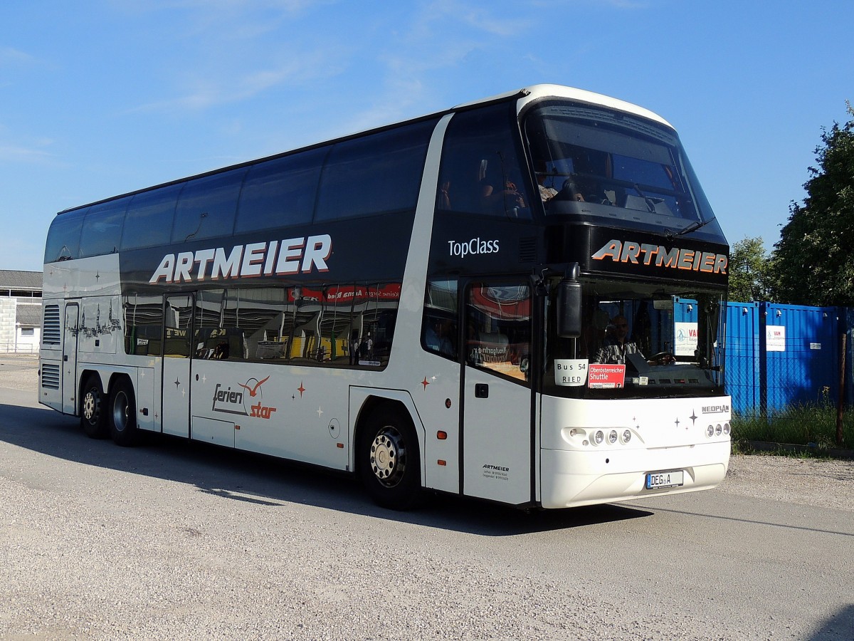 NEOPLAN-Skyliner von Artmeier, hat eine Gruppe Fußballfan´s an Board; 120520