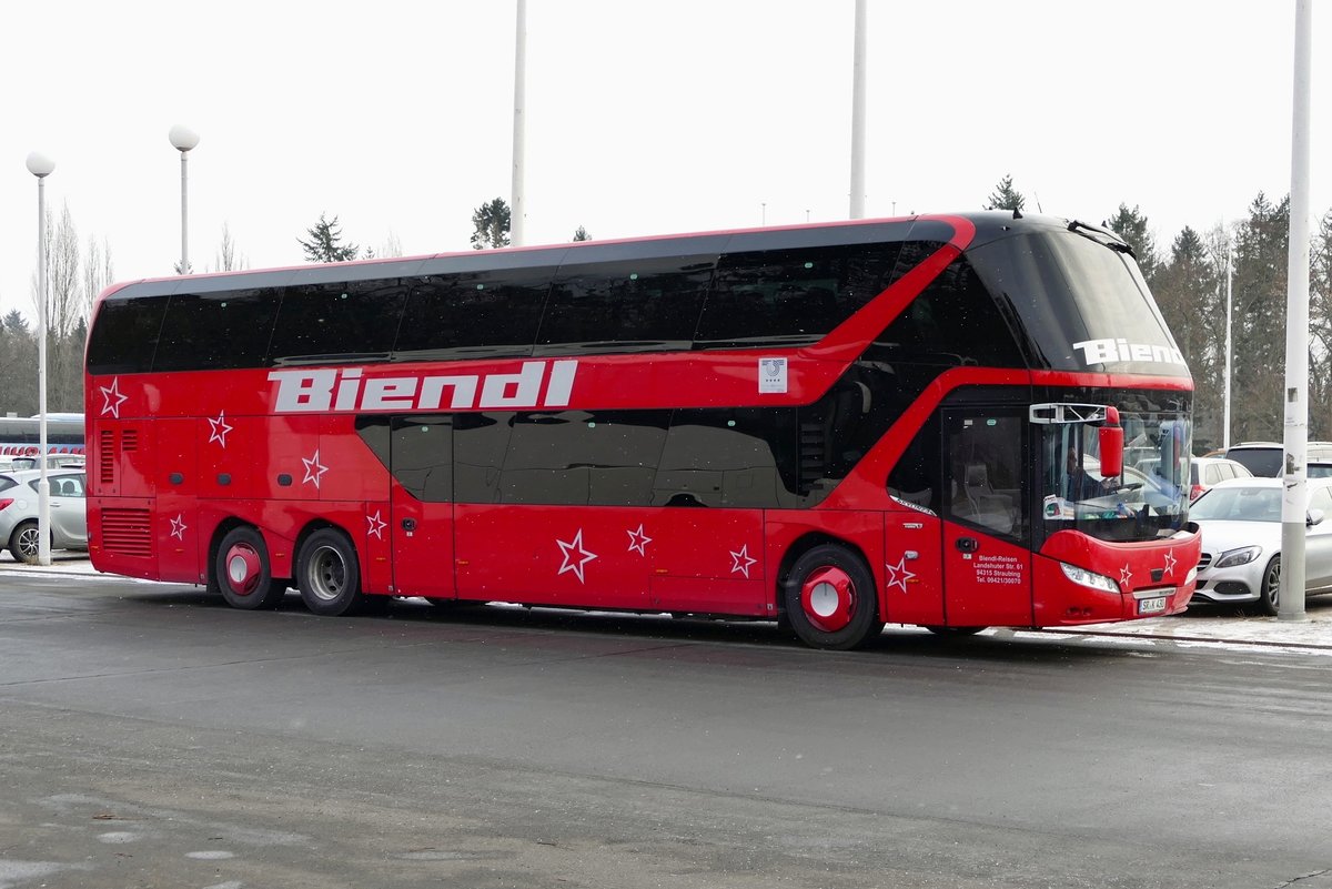 Neoplan Skyliner von 'Biendl Reisen', bei leichtem Schneefall. Grüne Woche (Messe) in Berlin /Olympischer Platz, im Januar 2019. 