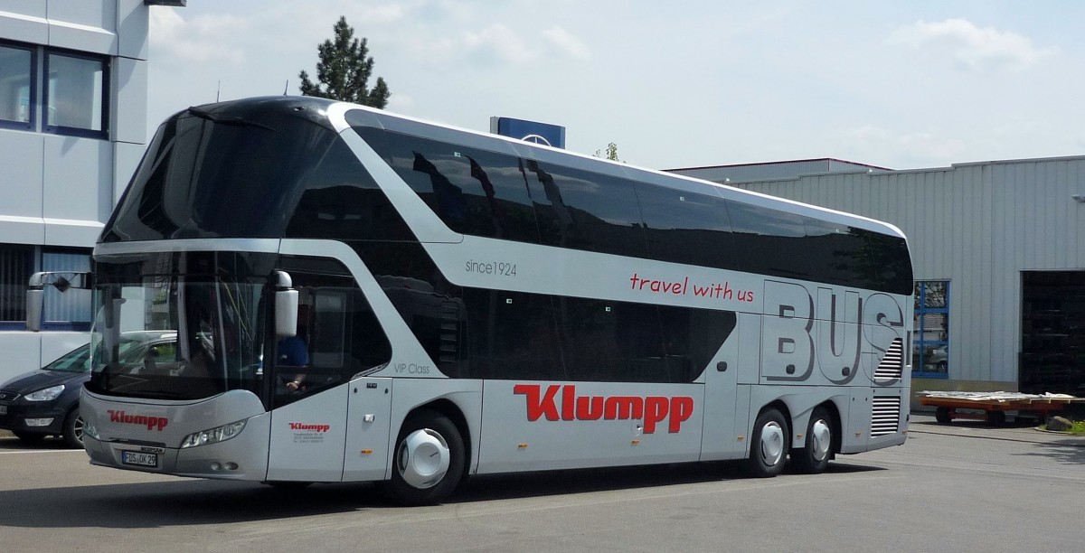 Neoplan Skyliner II von Klumpp-Reisen, Baiersbronn in Herrenberg-Gültstein.Am 29.04.2015