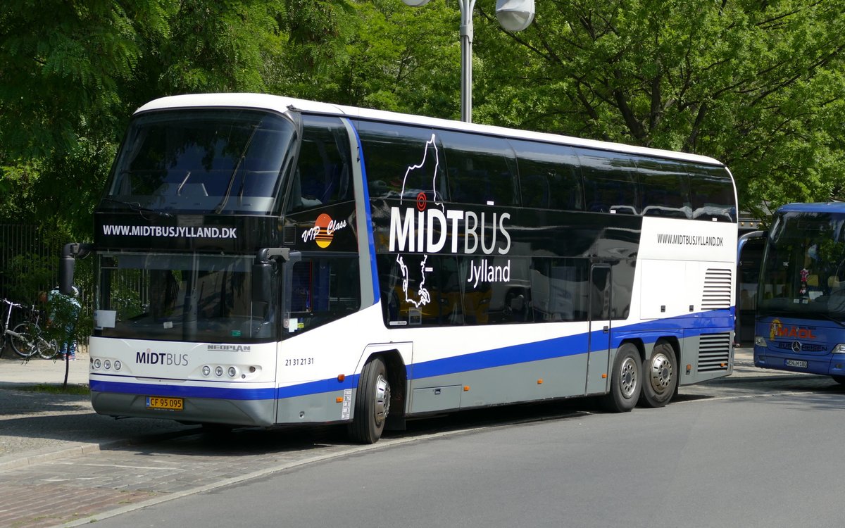 Neoplan Skyliner N1122/3L von 'Midtbus Jylland A/s', Dänemark. Berlin /Hardenbergplatz im Juli 217.