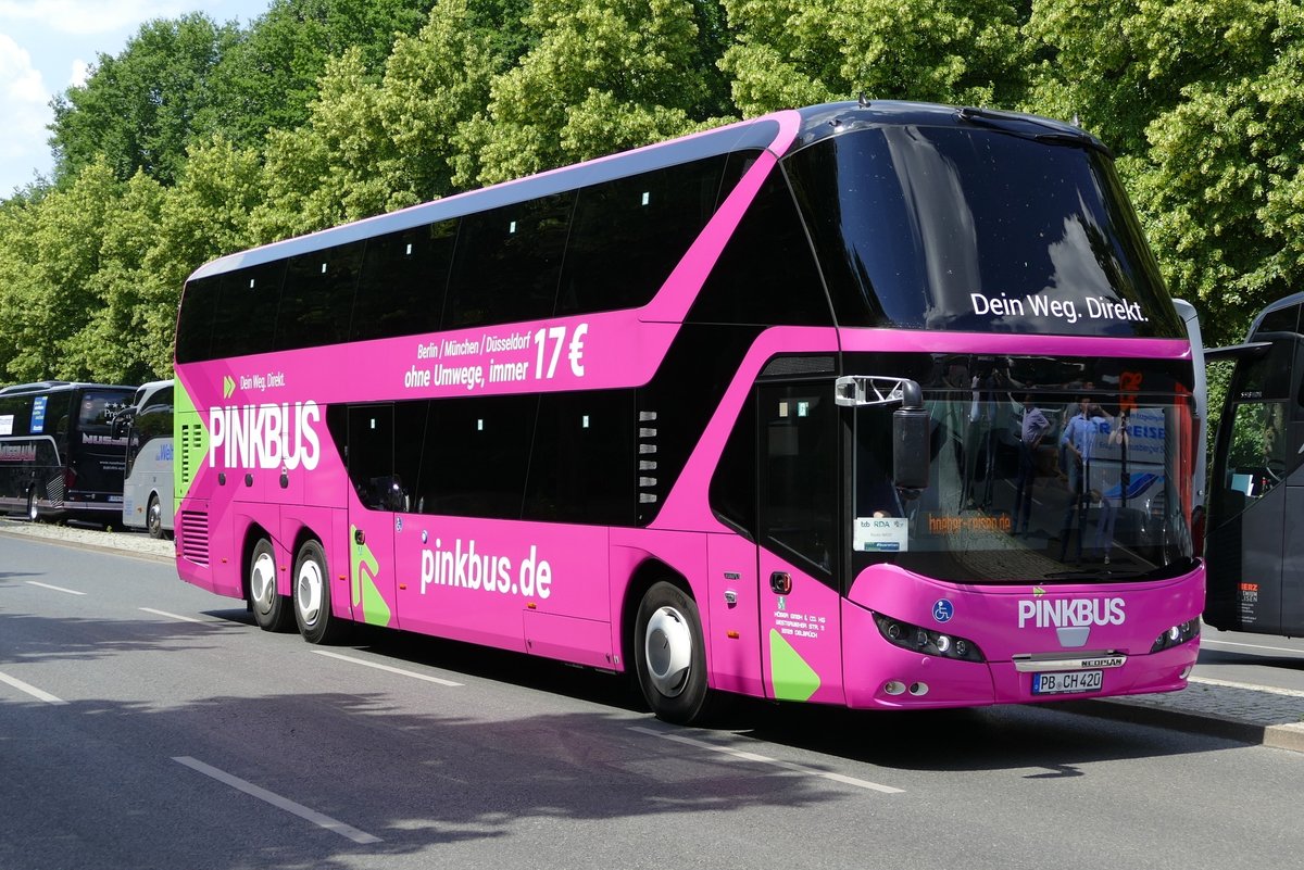 Neoplan Skyliner von 'Pinkbus'. Busdemo, Berlin im Juni 2020. (#busretten)