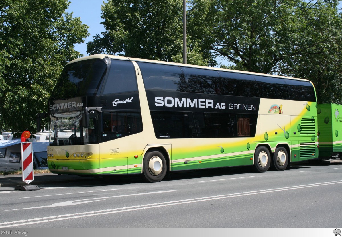 Neoplan Skyliner  Sommer AG . Aufgenommen am 11. Juli 2015 auf den Busparkplatz für das Samba Festival in Coburg.