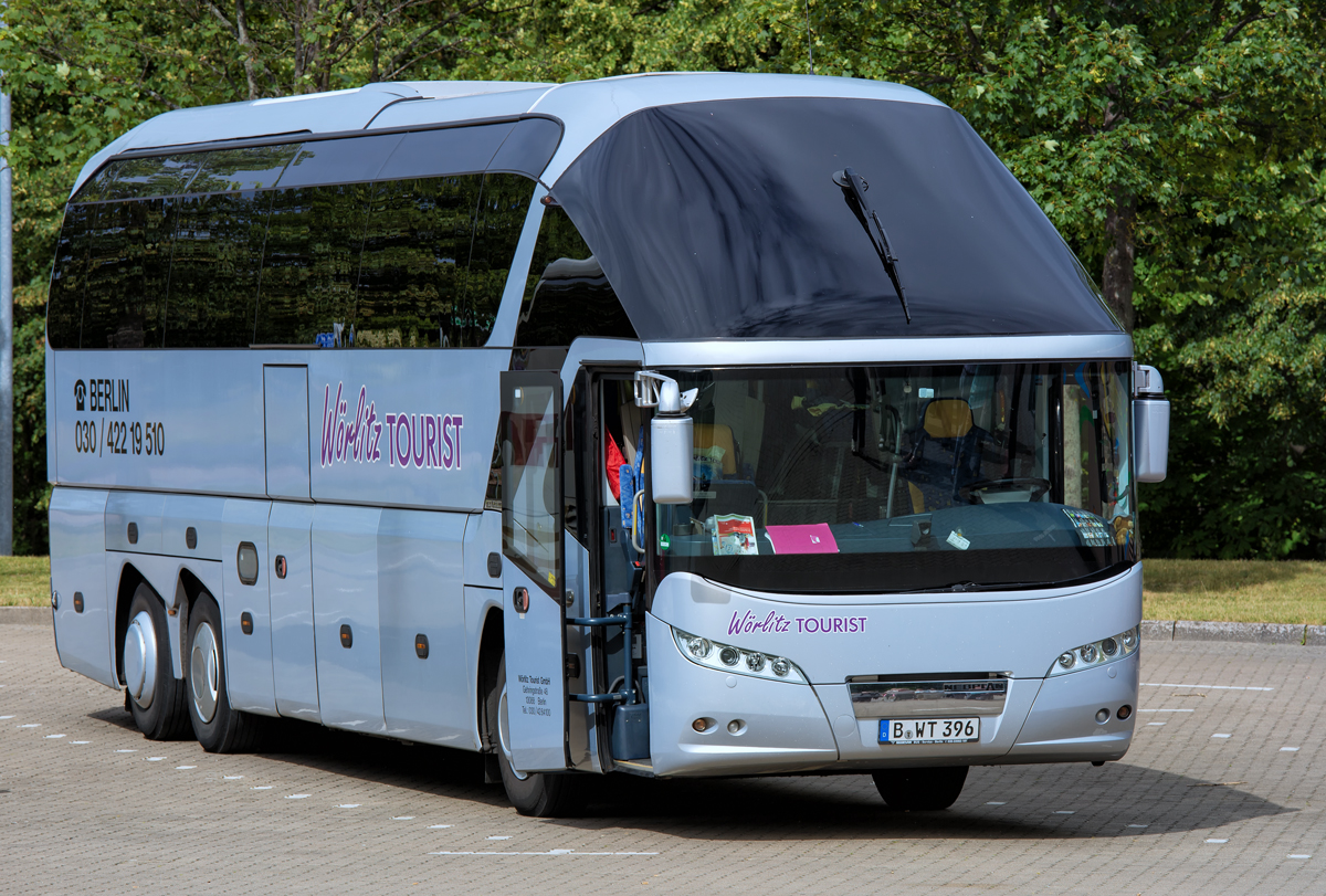 Neoplan Starliner auf einem Busparkplatz in Waren Müritz. - 11.07.2015