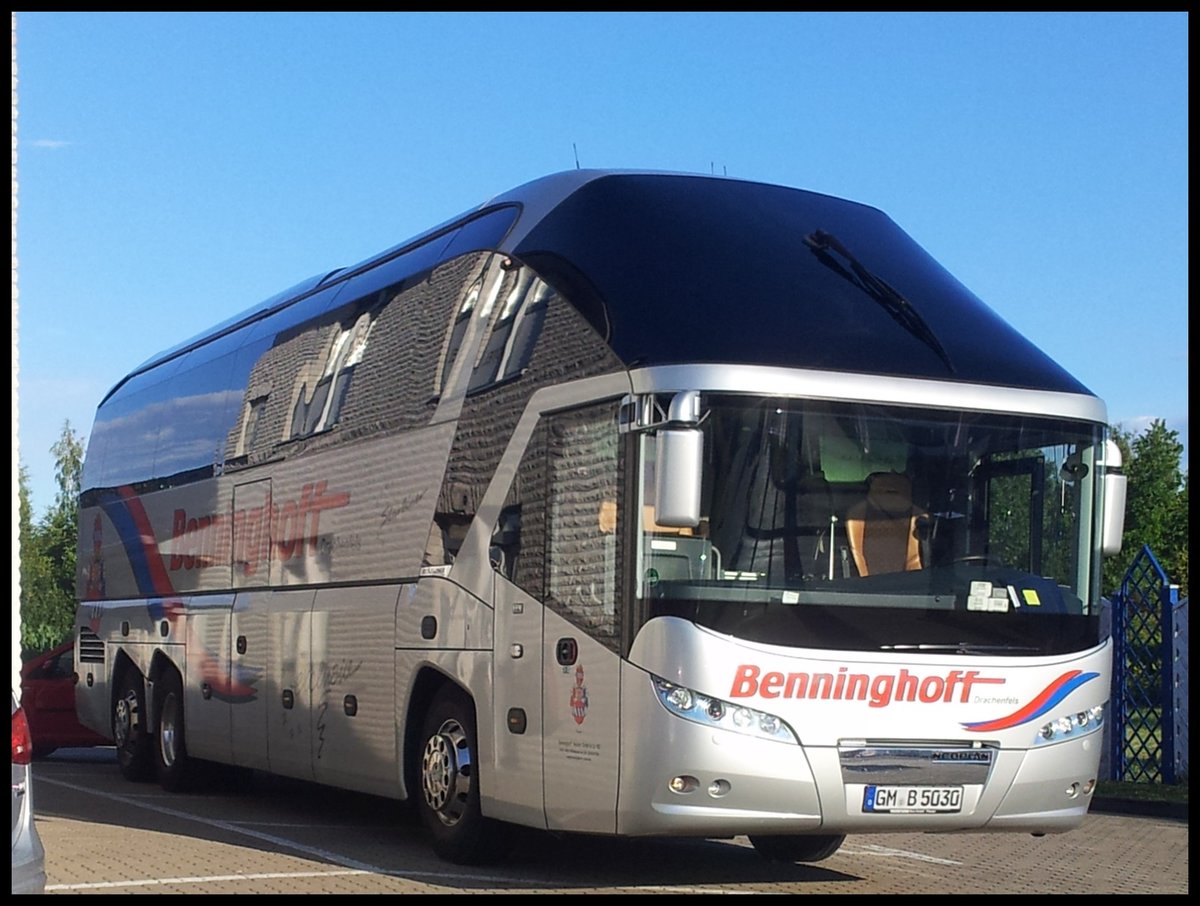 Neoplan Starliner von Benninghoff aus Deutschland im Gewerbegebiet Sassnitz am 28.06.2014