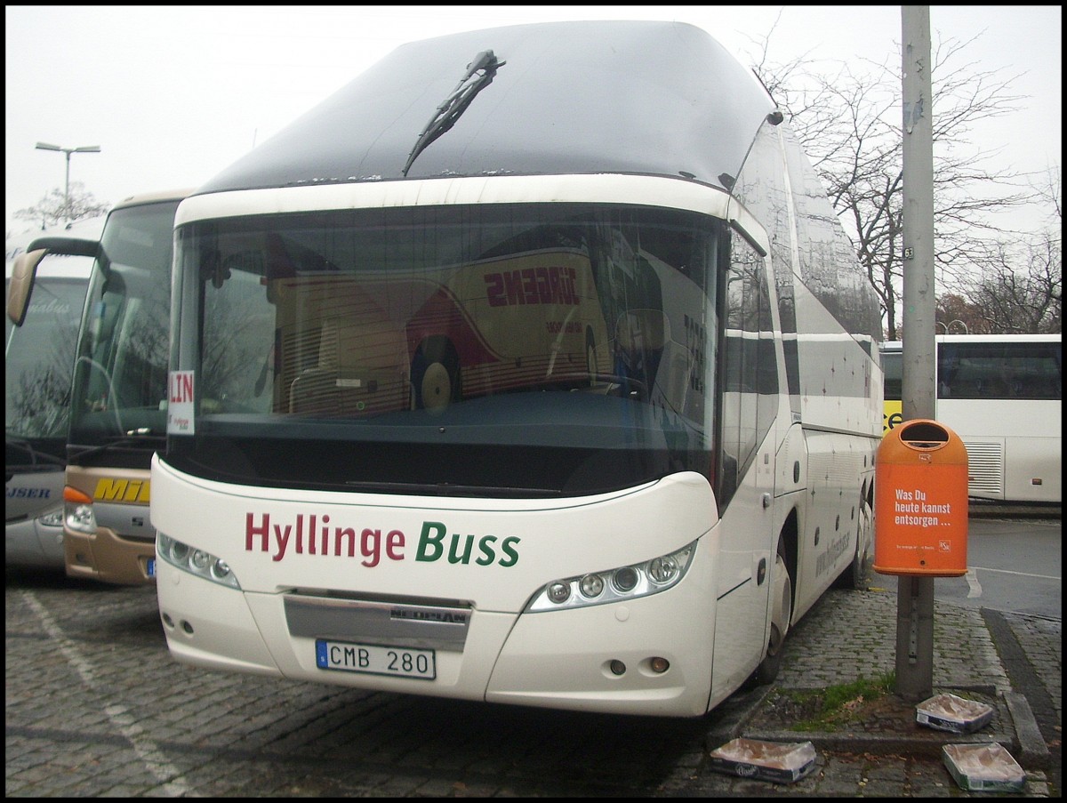 Neoplan Starliner von Hyllinge Buss aus Schweden in Berlin am 01.12.2012
