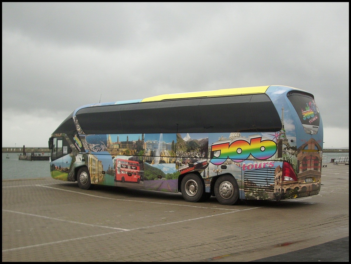 Neoplan Starliner von JobTours aus Deutschland im Stadthafen Sassnitz am 25.10.2012