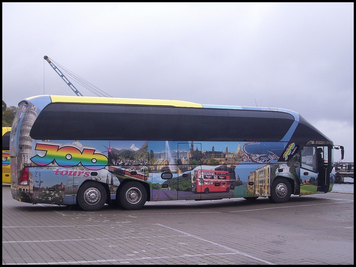 Neoplan Starliner von JobTours aus Deutschland im Stadthafen Sassnitz am 25.10.2012