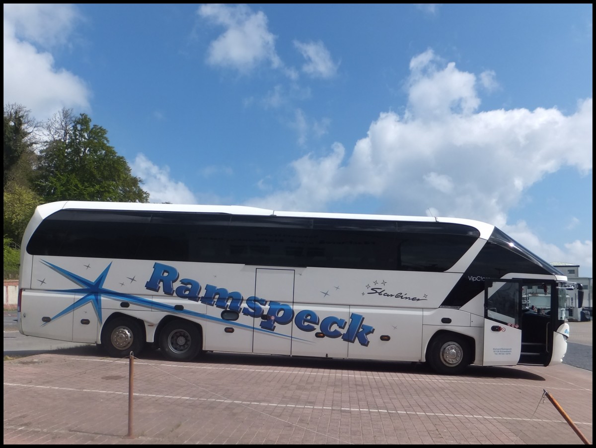 Neoplan Starliner von Ramspeck aus Deutschland im Stadthafen Sassnitz am 04.05.2014