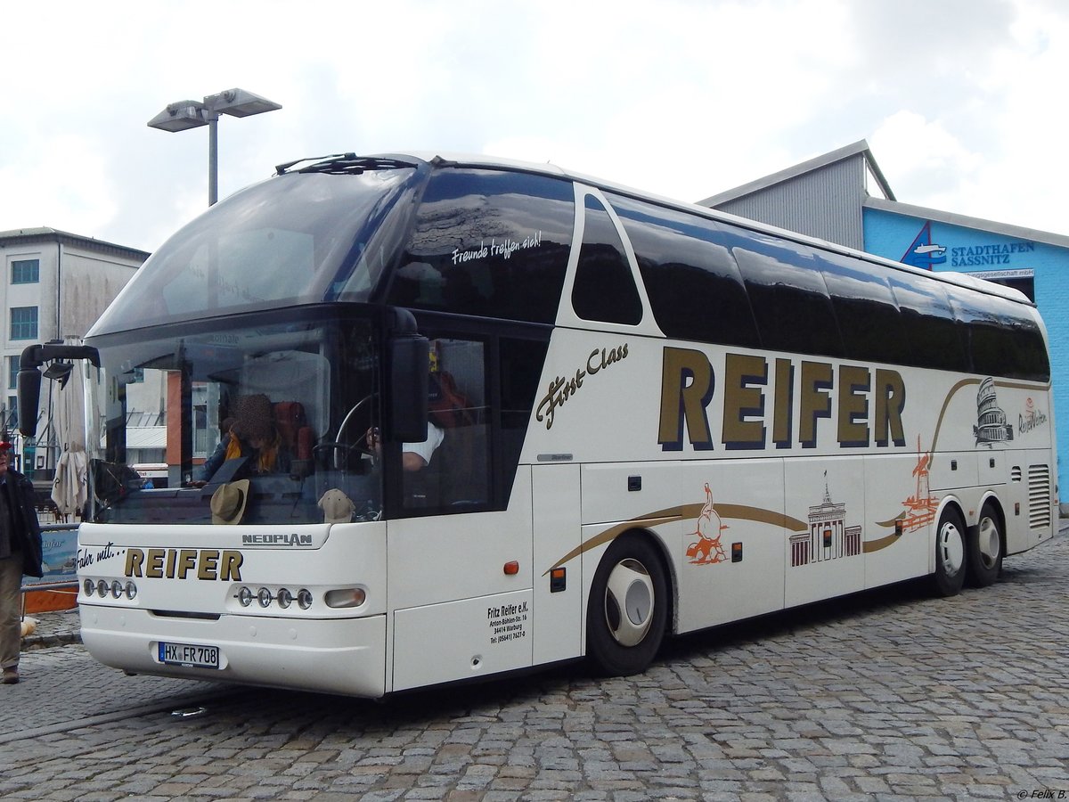 Neoplan Starliner von Reifer aus Deutschland im Stadthafen Sassnitz am 01.05.2015