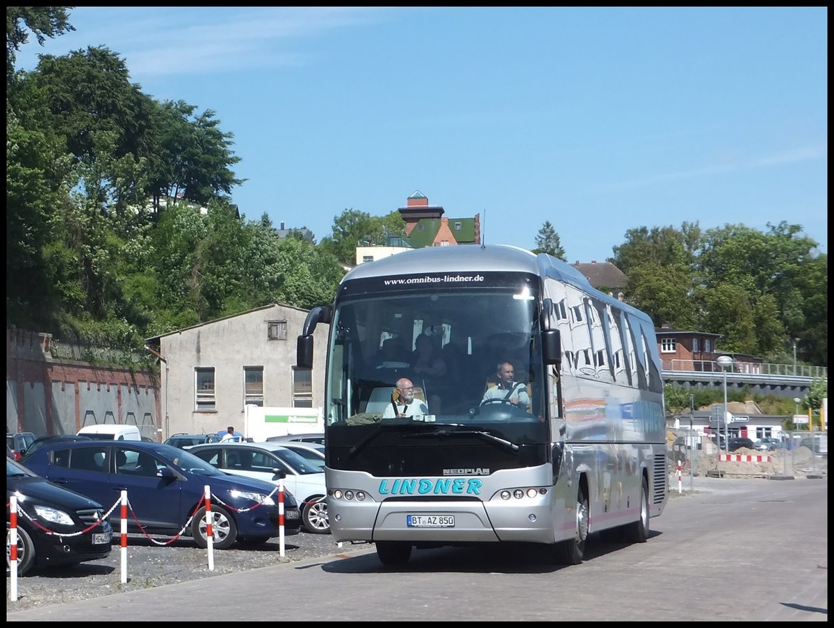 Neoplan Tourliner bon Lindner aus Deutschland im Stadthafen Sassnitz am 30.05.2014