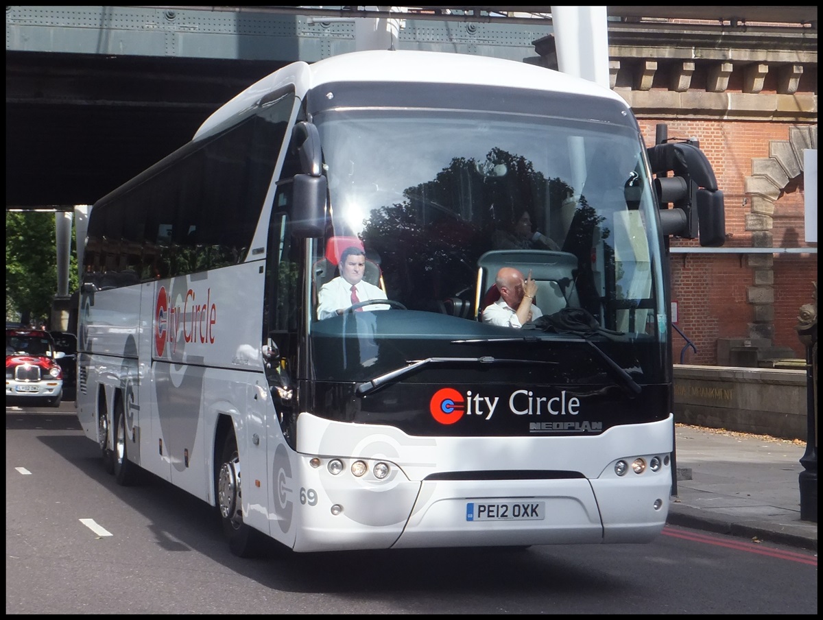 Neoplan Tourliner von City Circle aus England in London am 26.09.2013