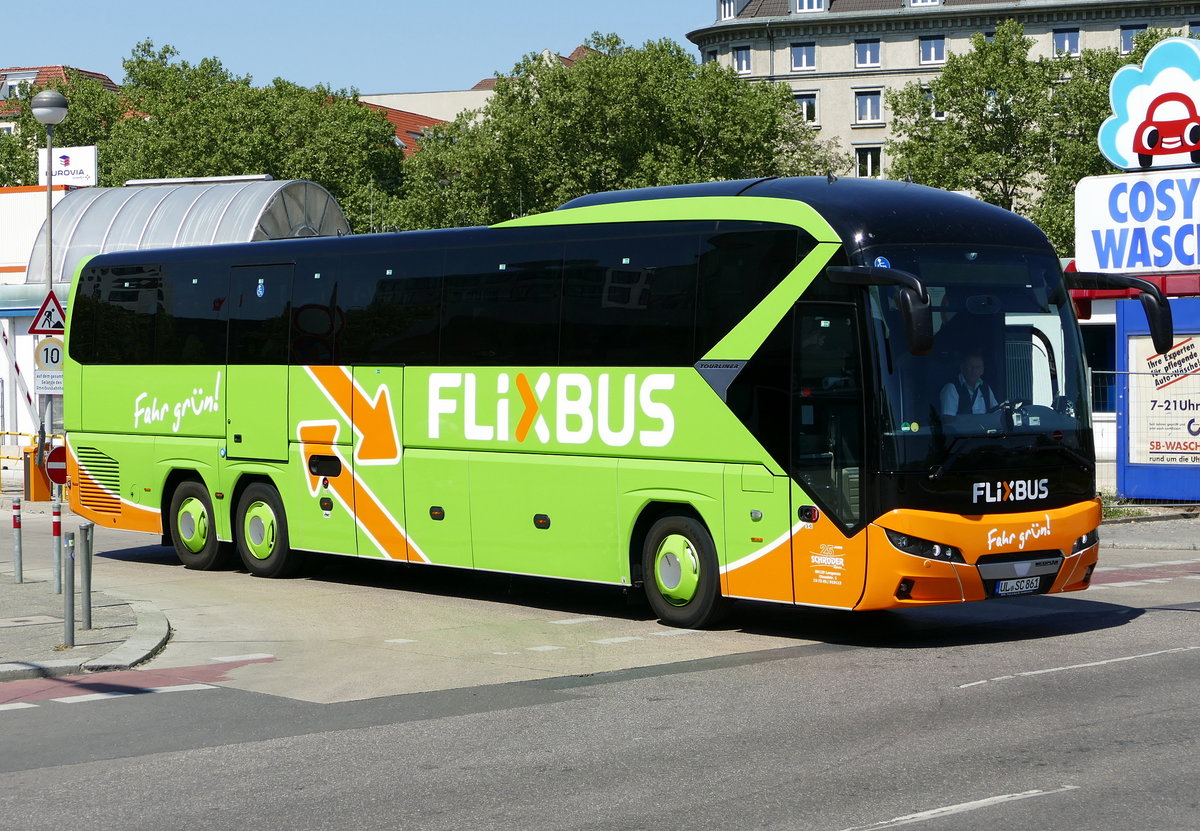 Neoplan Tourliner von ''Flixbus /Schröder'', hier bei der Ausfahrt vom Berliner ZOB im Mai 2018.