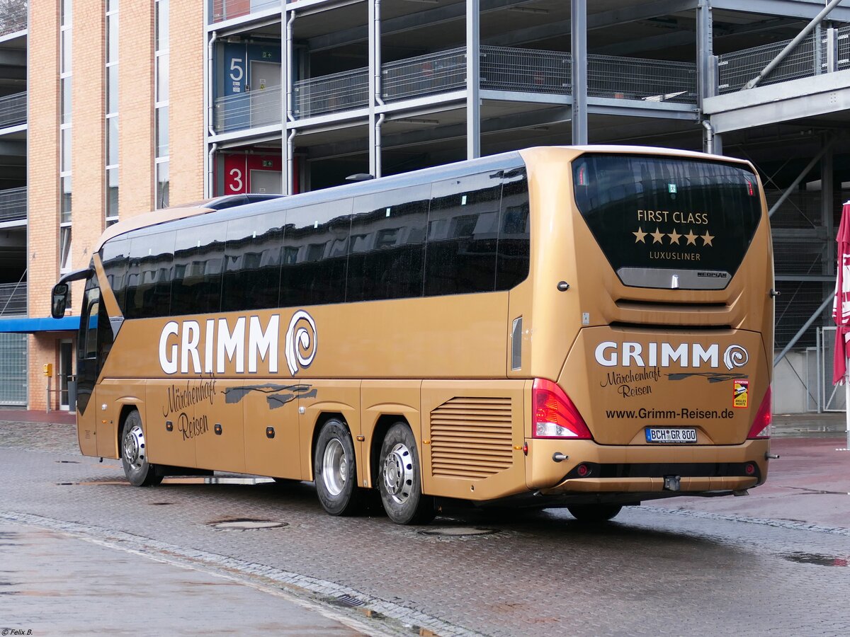 Neoplan Tourliner von Grimm Reisen aus Deutschland im Stadthafen Sassnitz am 05.11.2021