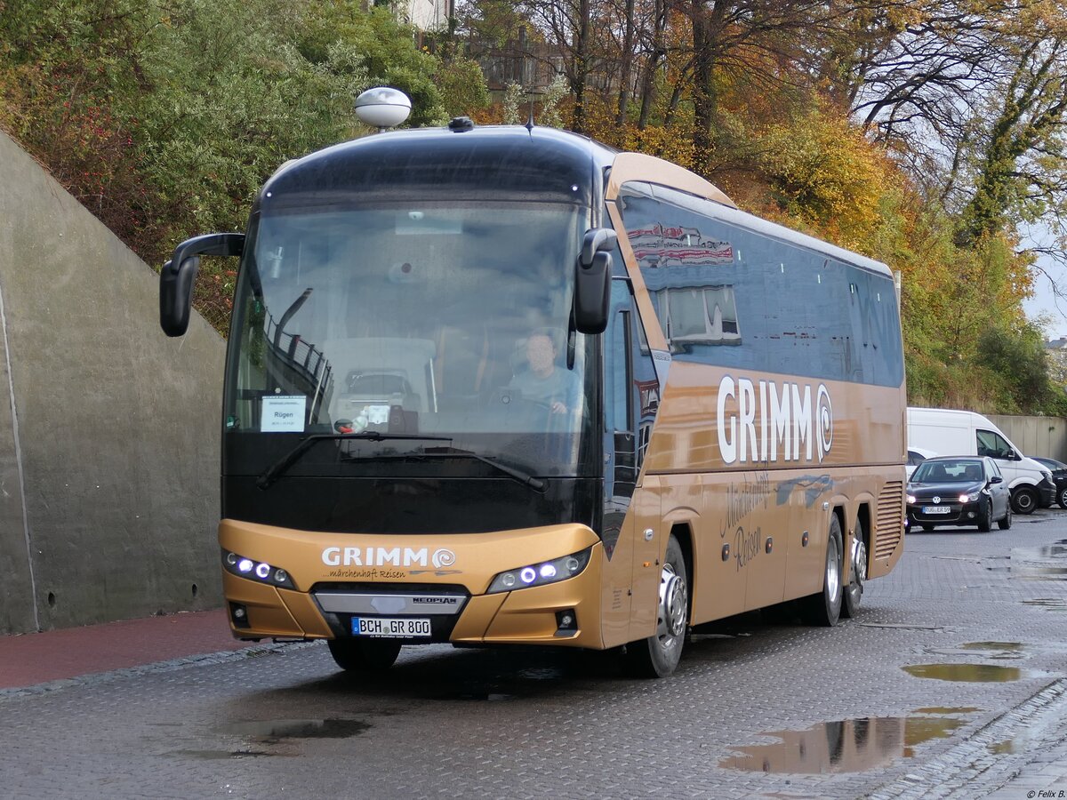 Neoplan Tourliner von Grimm Reisen aus Deutschland im Stadthafen Sassnitz am 05.11.2021