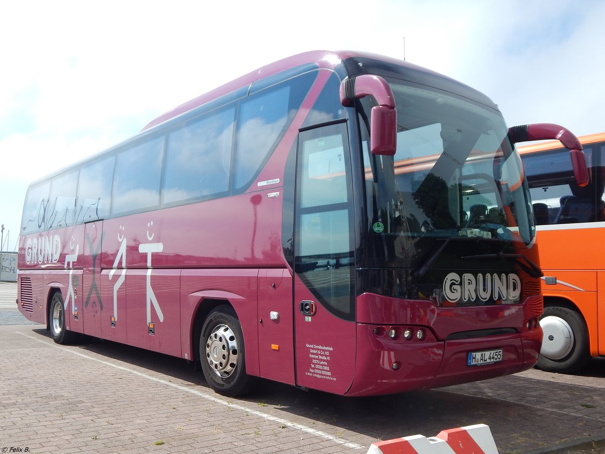 Neoplan Tourliner von Grund aus Deutschland im Stadthafen Sassnitz am 28.07.2018