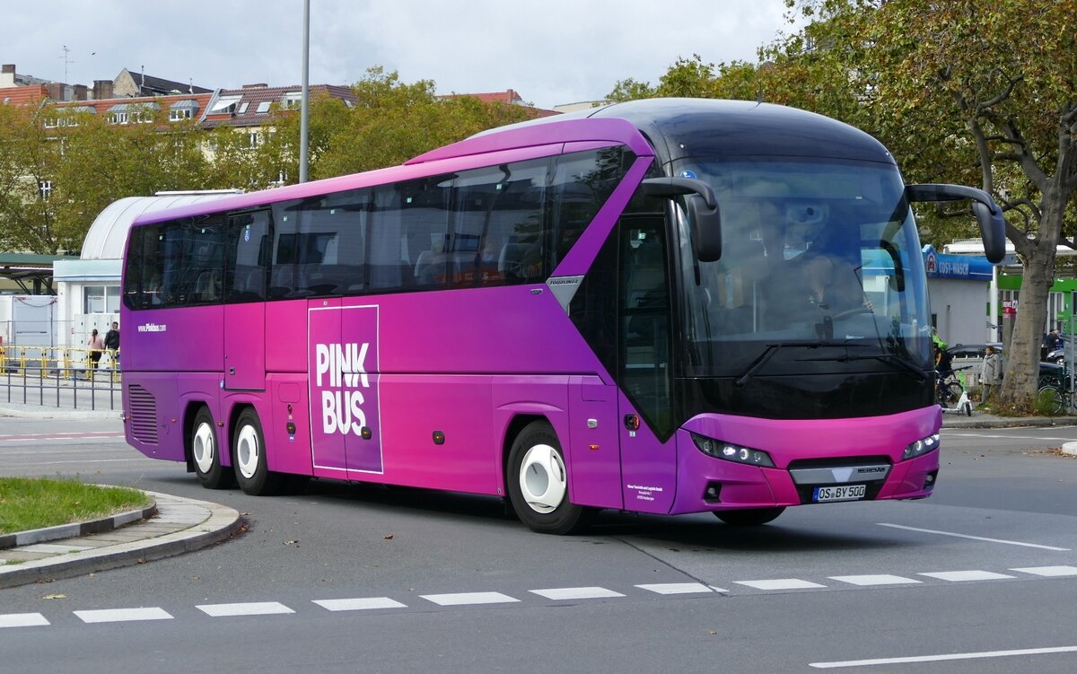 Neoplan Tourliner von Pinkbus, Berlin-ZOB im Oktoiber 2022.
