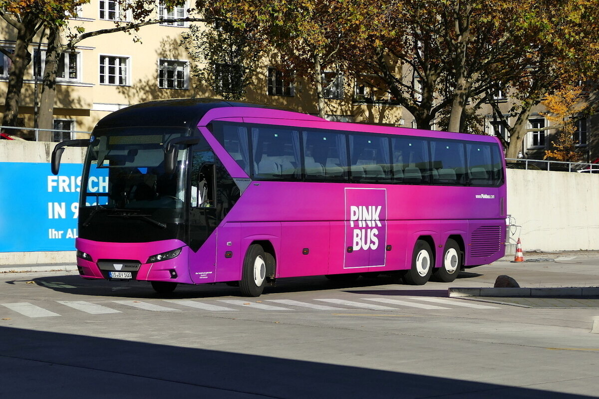 Neoplan Tourliner - Pinkbus/ Höner Touristik & Logistik GmbH, Berlin/ ZOB im Oktober 2021.