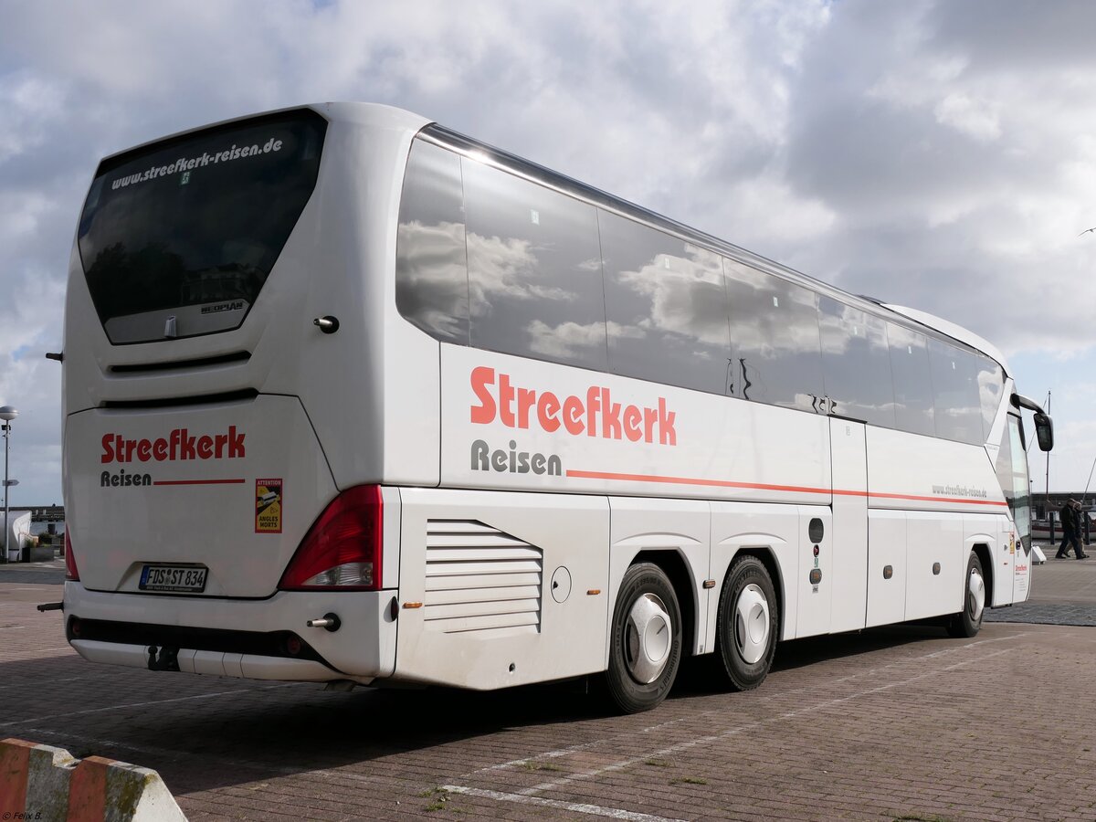 Neoplan Tourliner von Streefkerk Reisen aus Deutschland im Stadthafen Sassnitz am 23.10.2021