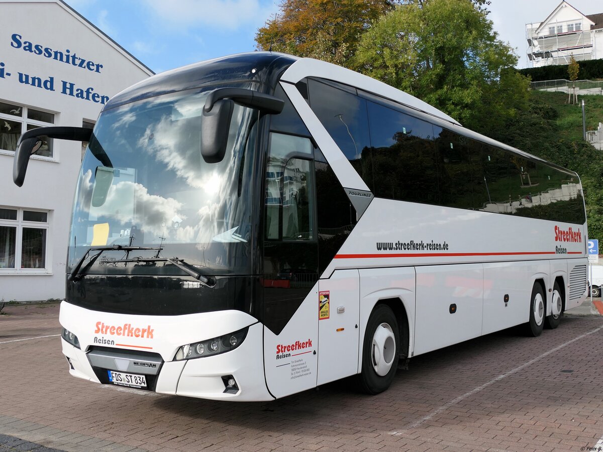 Neoplan Tourliner von Streefkerk Reisen aus Deutschland im Stadthafen Sassnitz am 23.10.2021