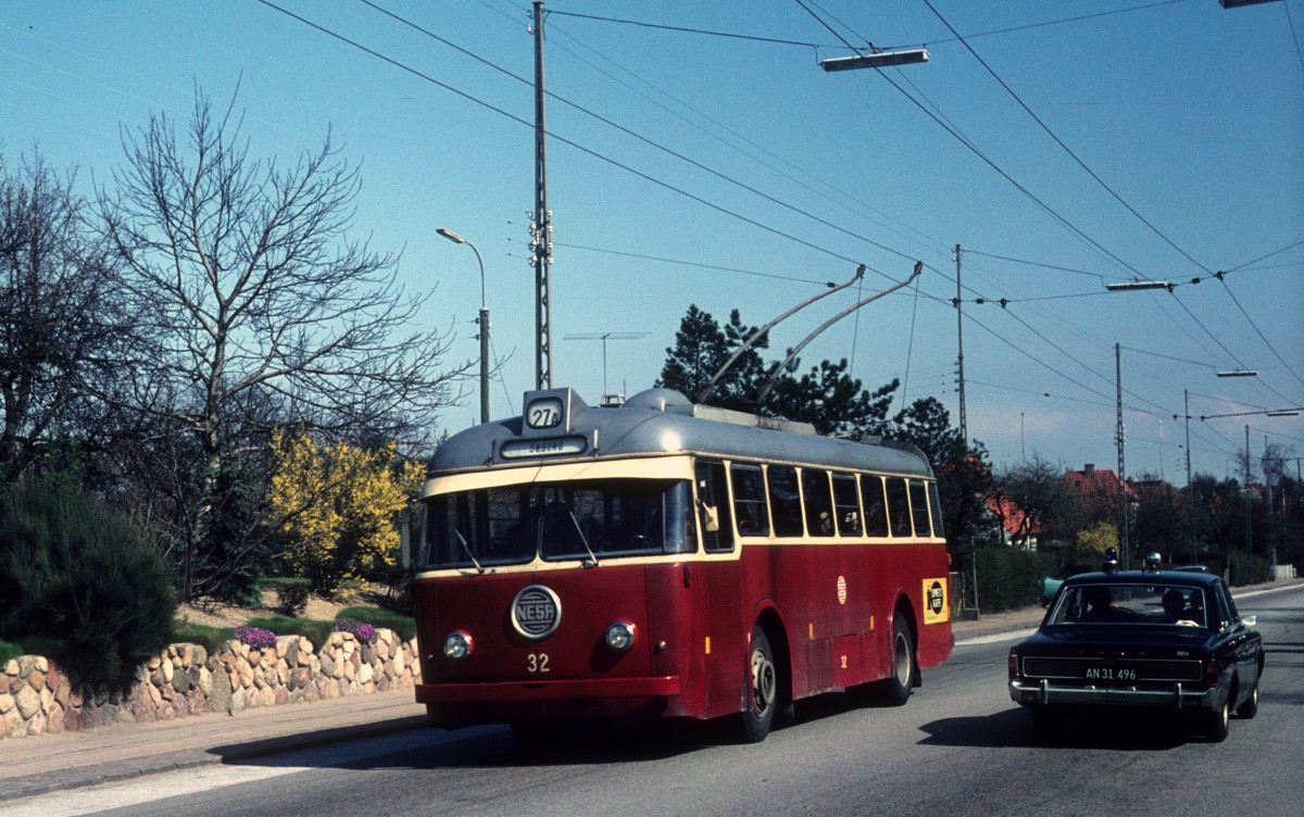 NESA Trolleybuslinie 27A (BUT/Smith,Mygind & Httemeier/English Electric Company-Trolleybus 32) Vangede, Ellegrdsvej am 1. Mai 1971.